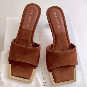 Good American Women's Stand Out Square
Toe Slide Sandals Mule Heels Brown Suede